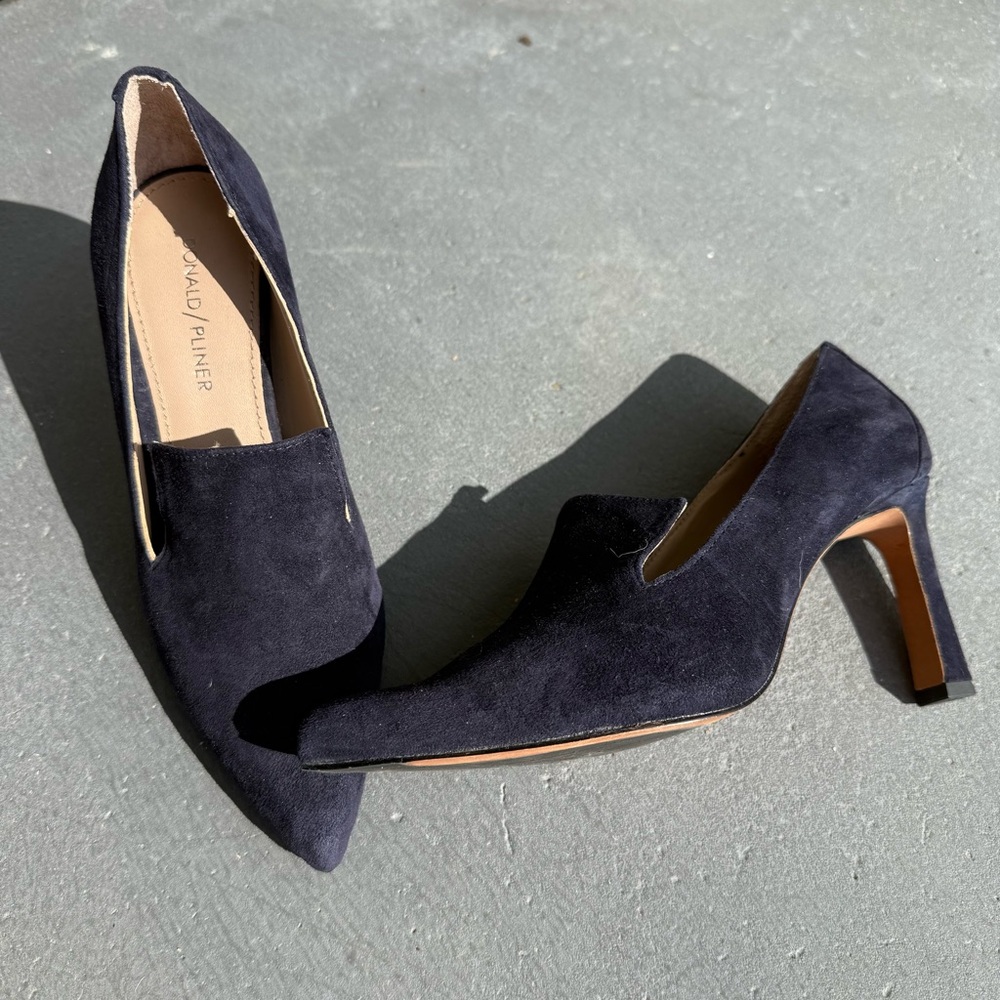 Donald Pliner Women's Navy Suede loafer style Heels 6.5